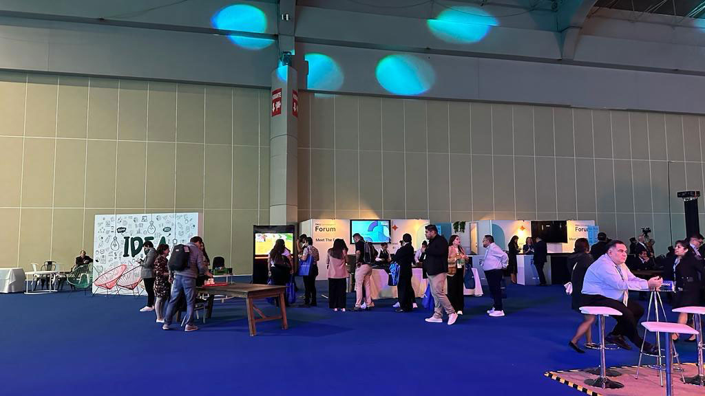 Participación en convenciones tecnológicas